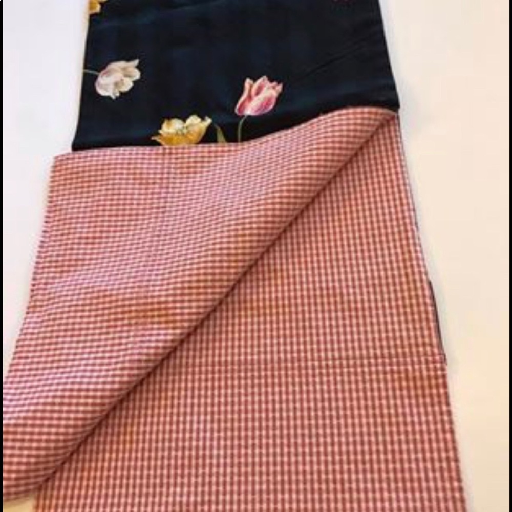 Beautiful Table Runner - Picture 2 of 3